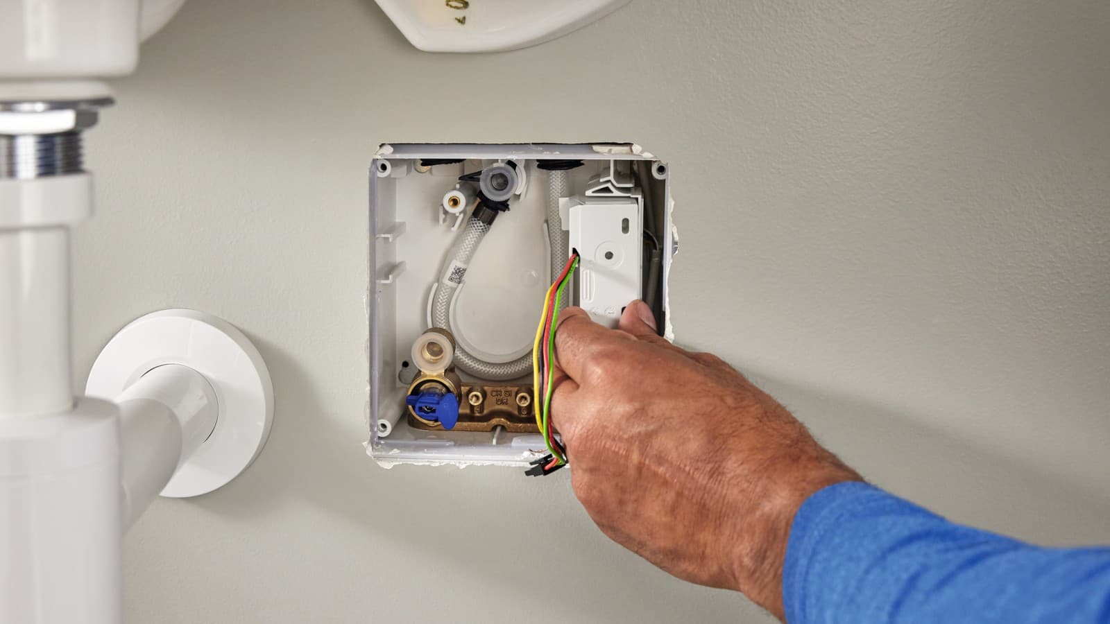 Inserimento del convertitore GEBUS nella scatola funzionale del rubinetto per lavabo Inserimento del convertitore GEBUS nella scatola funzionale del rubinetto per lavabo