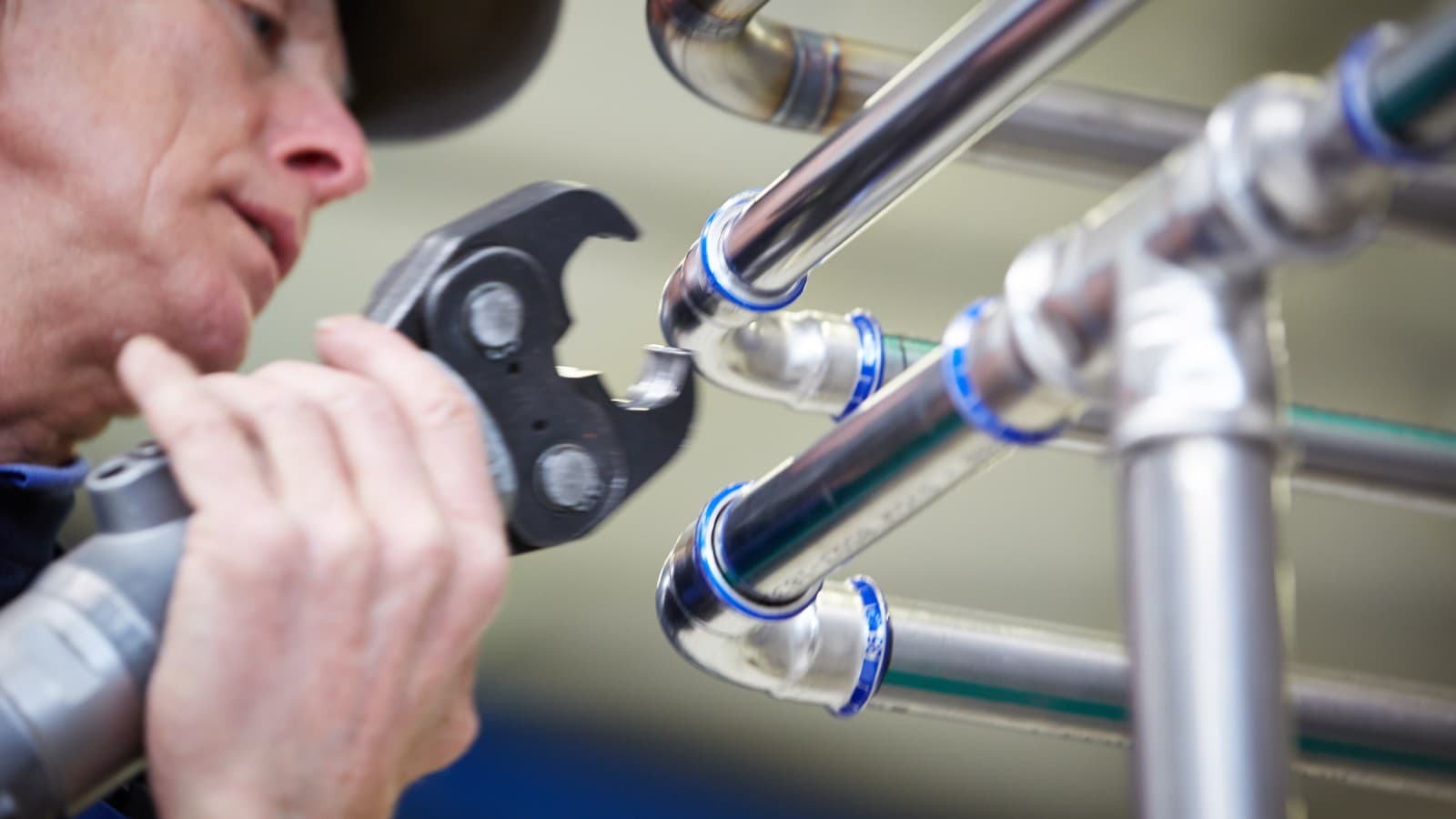 Façonnage facile avec Geberit Mapress acier inoxydable Façonnage facile avec Geberit Mapress acier inoxydable