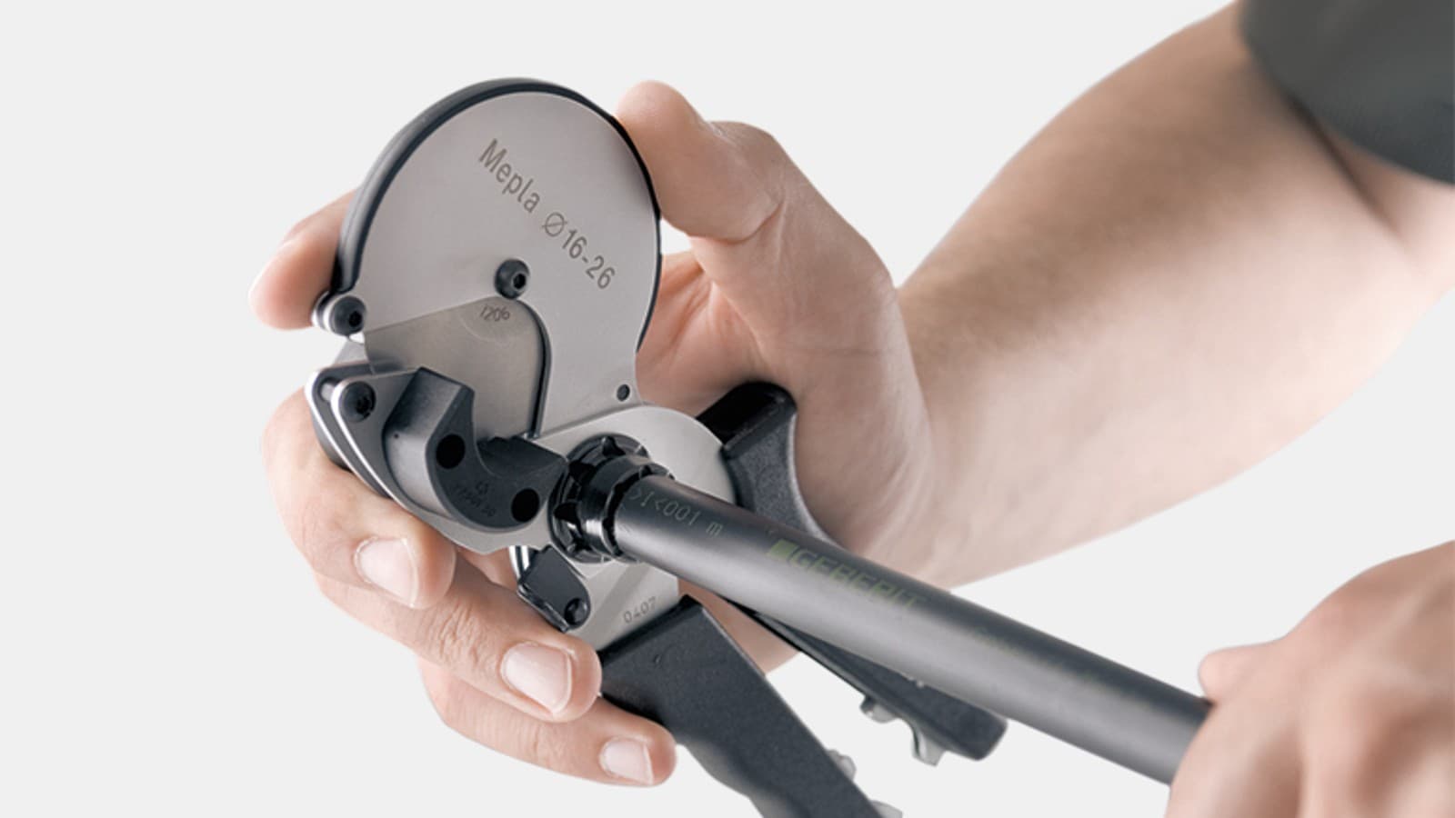 Tagliare il tubo e sbavare con un unico attrezzo Tagliare il tubo e sbavare con un unico attrezzo