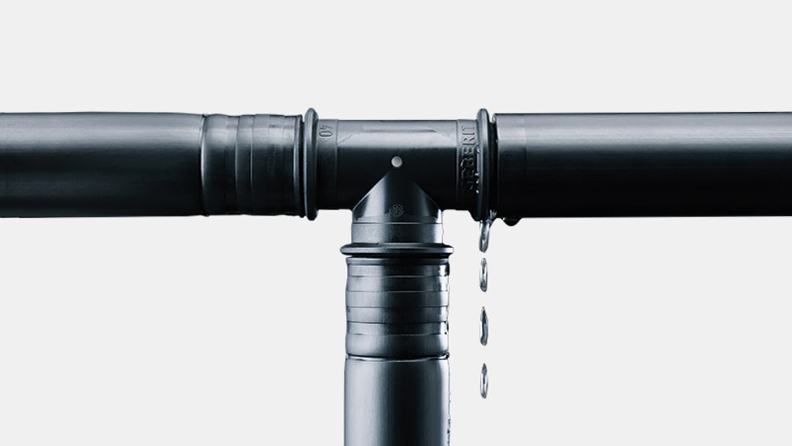 I raccordi Geberit Mepla non pressati sono chiaramente riconoscibili durante la prova di pressione. I raccordi Geberit Mepla non pressati sono chiaramente riconoscibili durante la prova di pressione.