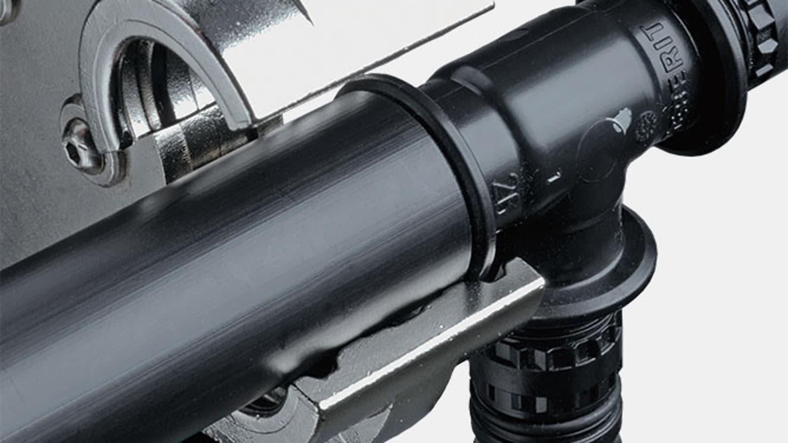 La guida della ganascia a morsa impedisce un posizionamento errato con Geberit Mepla La guida della ganascia a morsa impedisce un posizionamento errato con Geberit Mepla