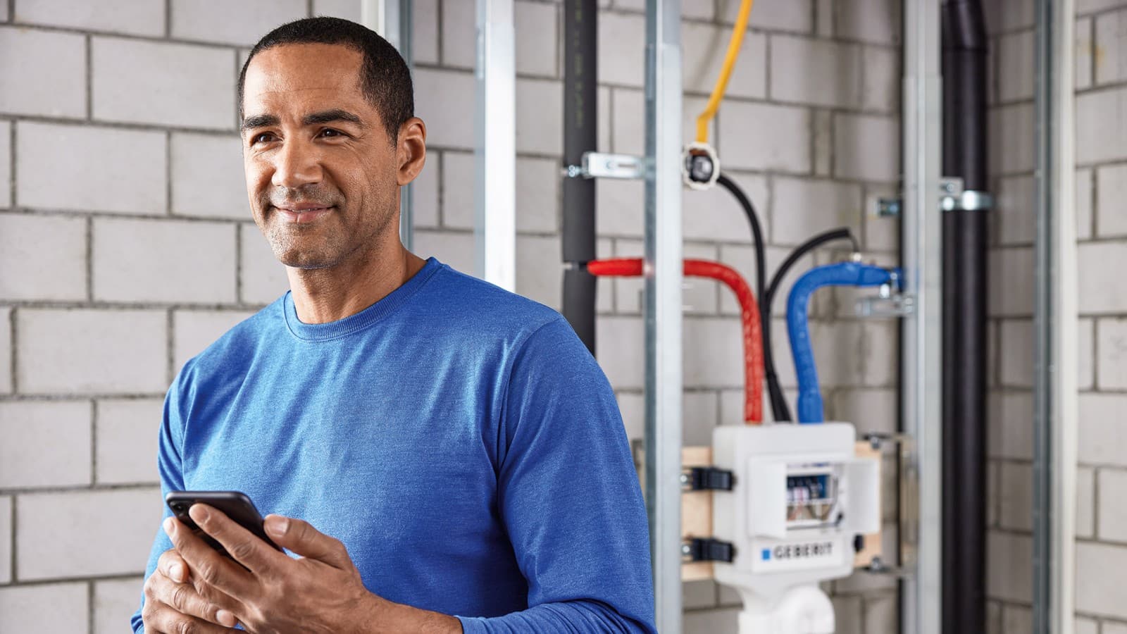 Le rinçage hygiénique Geberit a été installé et configuré avec lʼapplication Geberit Control (© Geberit) Le rinçage hygiénique Geberit a été installé et configuré avec lʼapplication Geberit Control (© Geberit)