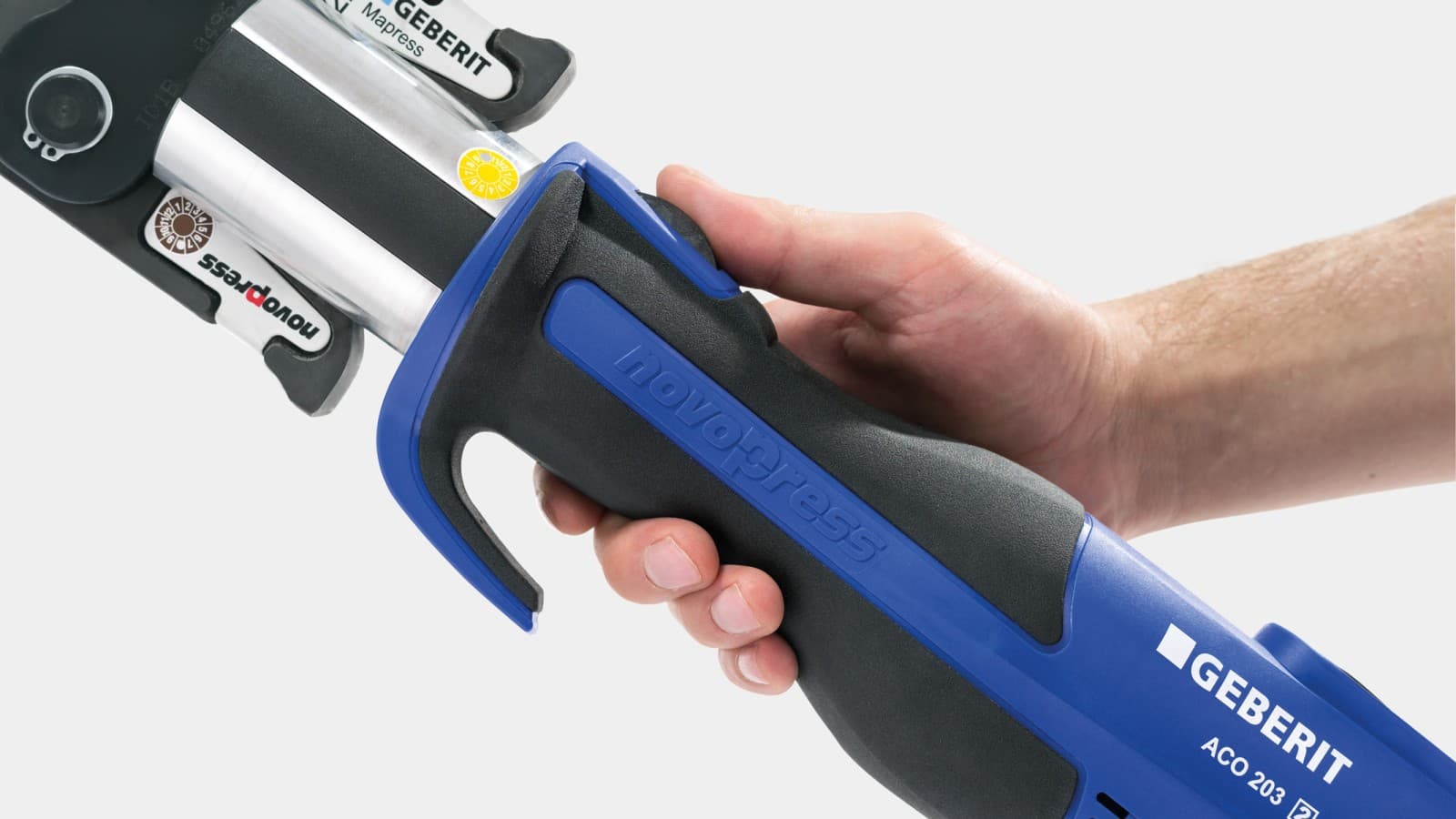 Utilisation ergonomique de l’outil de sertissage grâce à une poignée compacte et antidérapante Utilisation ergonomique de l’outil de sertissage grâce à une poignée compacte et antidérapante