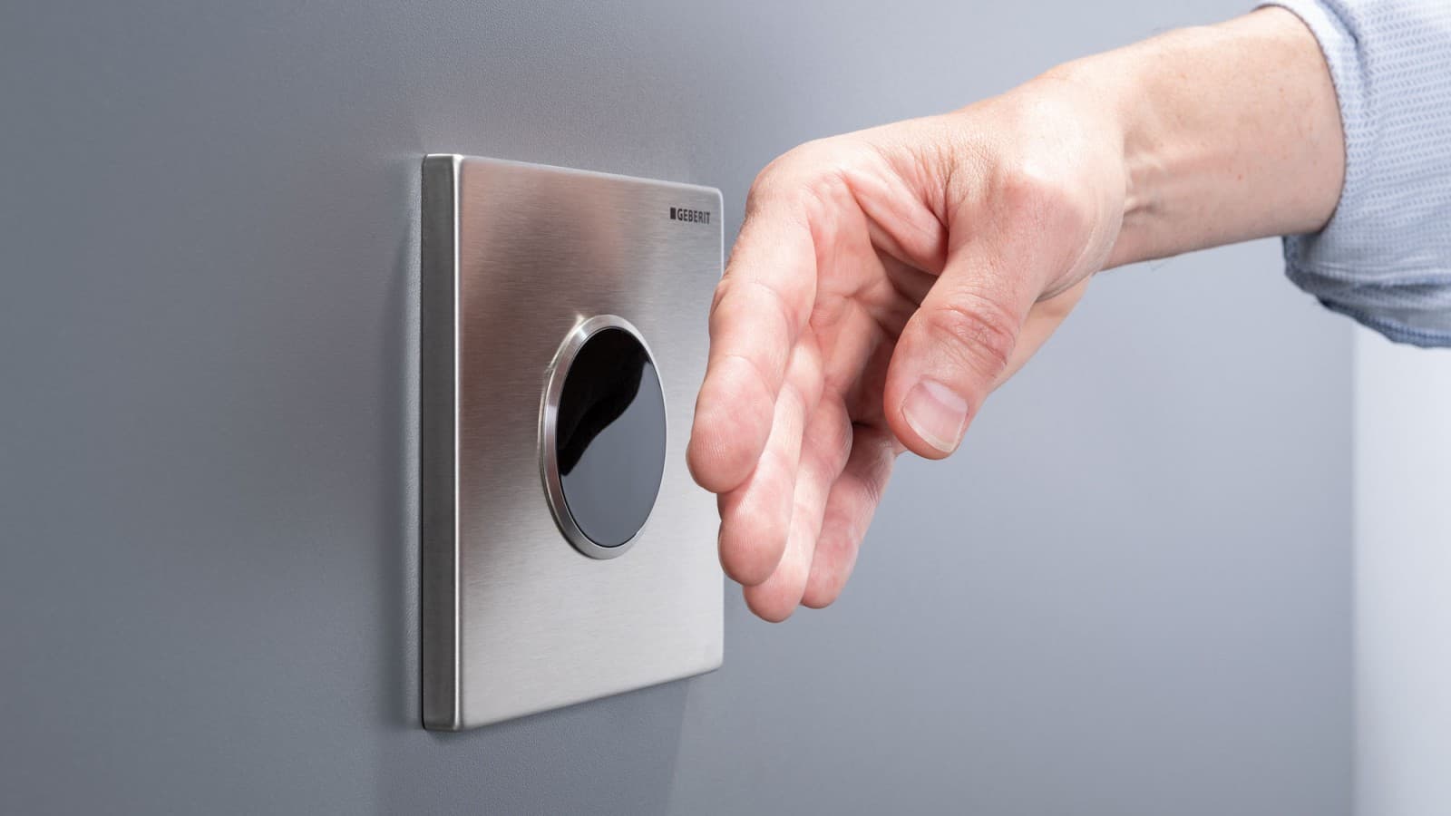 Les commandes d'urinoir sans contact avec détection infrarouge de l'utilisateur permettent une programmation en fonction des besoins et un déclenchement fiable du rinçage Les commandes d'urinoir sans contact avec détection infrarouge de l'utilisateur permettent une programmation en fonction des besoins et un déclenchement fiable du rinçage